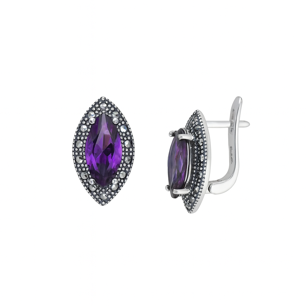 Cercei din argint 925 cu marcasite și piatră mov marquise, lungime 1,8 cm, greutate 5.61 g, prezentați pe fundal alb tip e-commerce.