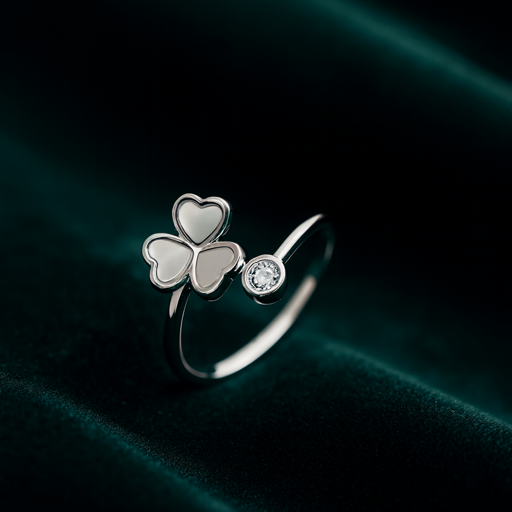 Inel Reglabil Trifoi cu Email Alb din Argint 925 Rodiat, Design Elegant. ID524