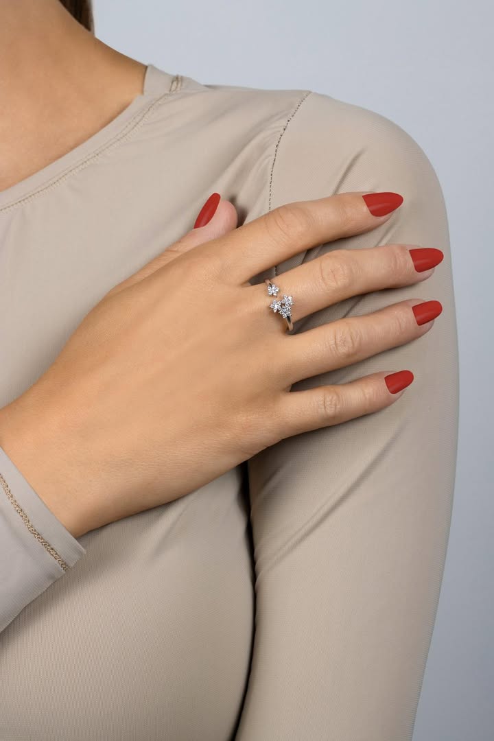Inel model floral argint cu zirconiu pe deget