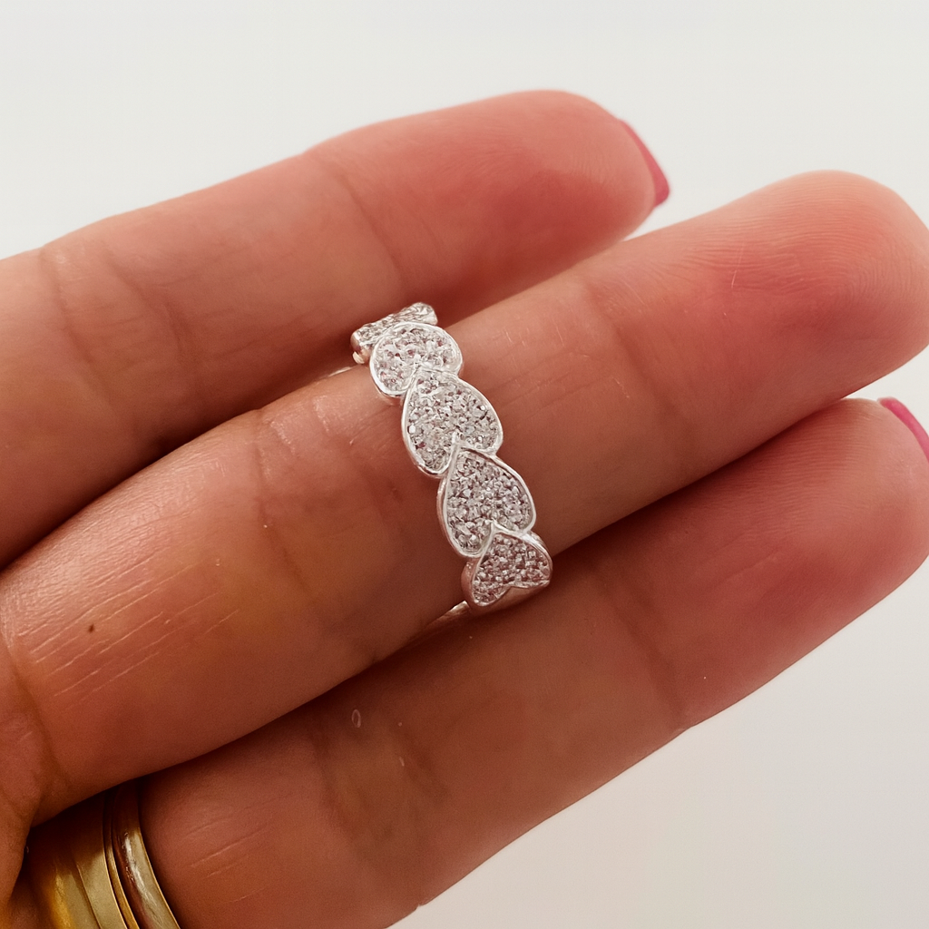 Inel din argint 925 cu inimi împletite și pietre strălucitoare, simbol al iubirii eterne, greutate 3,65 grame, livrat în cutie elegantă de bijuterii, verificat și marcat ANPC, pe deget