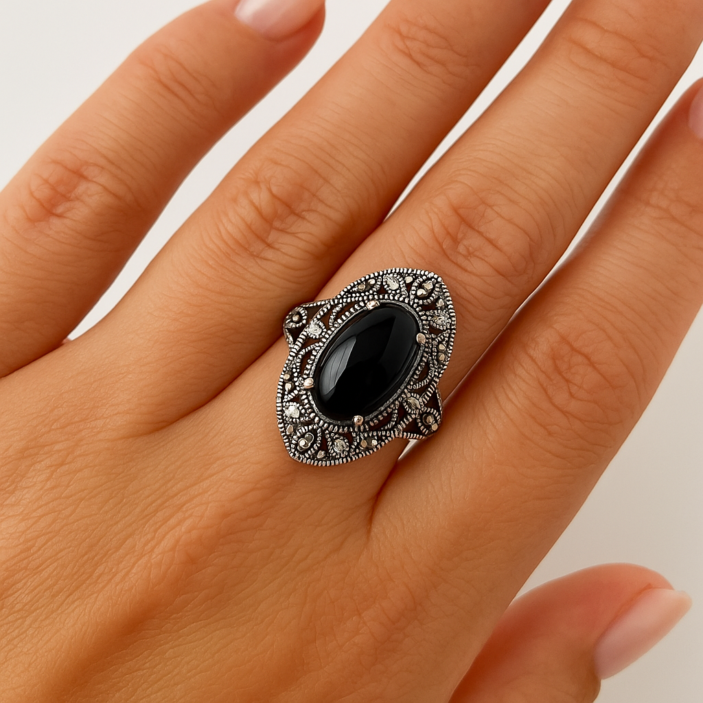 Inel vintage argintiu cu piatra neagra marimea 19 pe deget