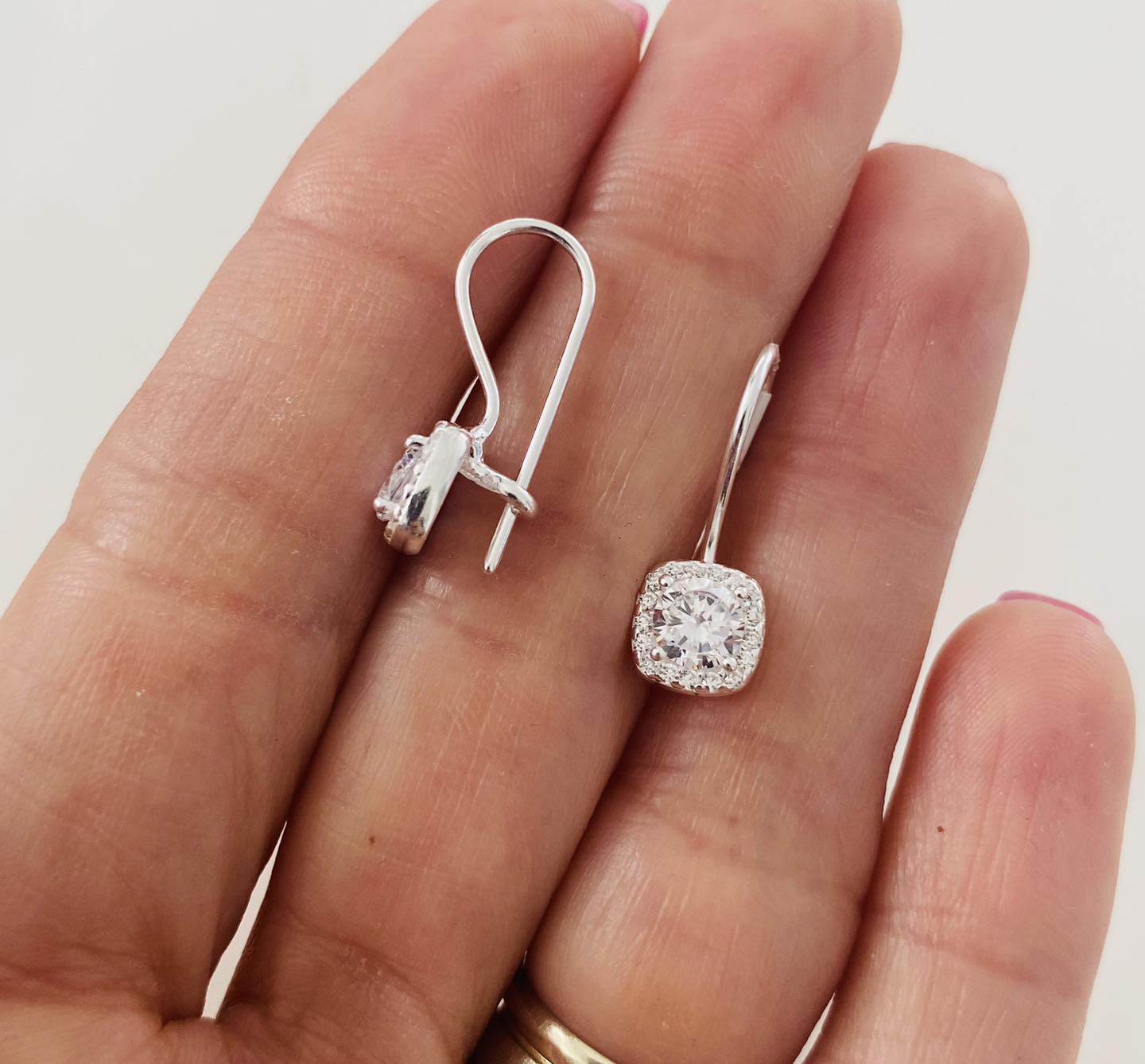 Cercei stralucitori efect diamant pe ureche