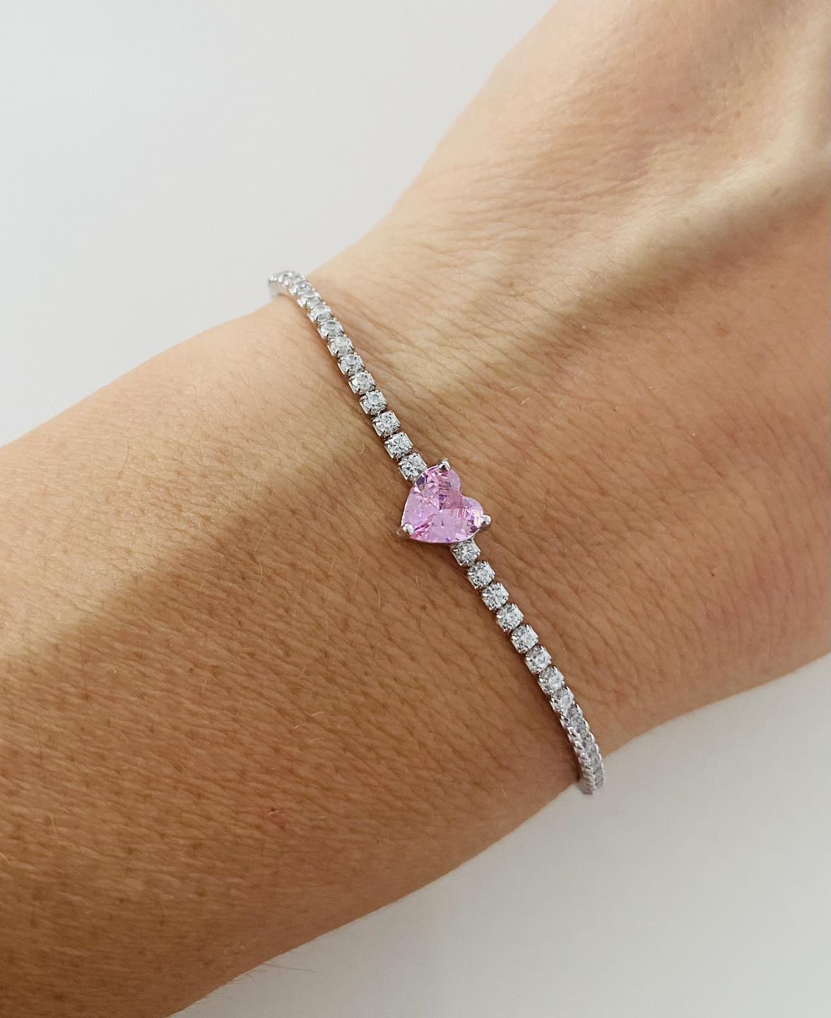Bratara pink heart sparkle cu zirconii pe mana