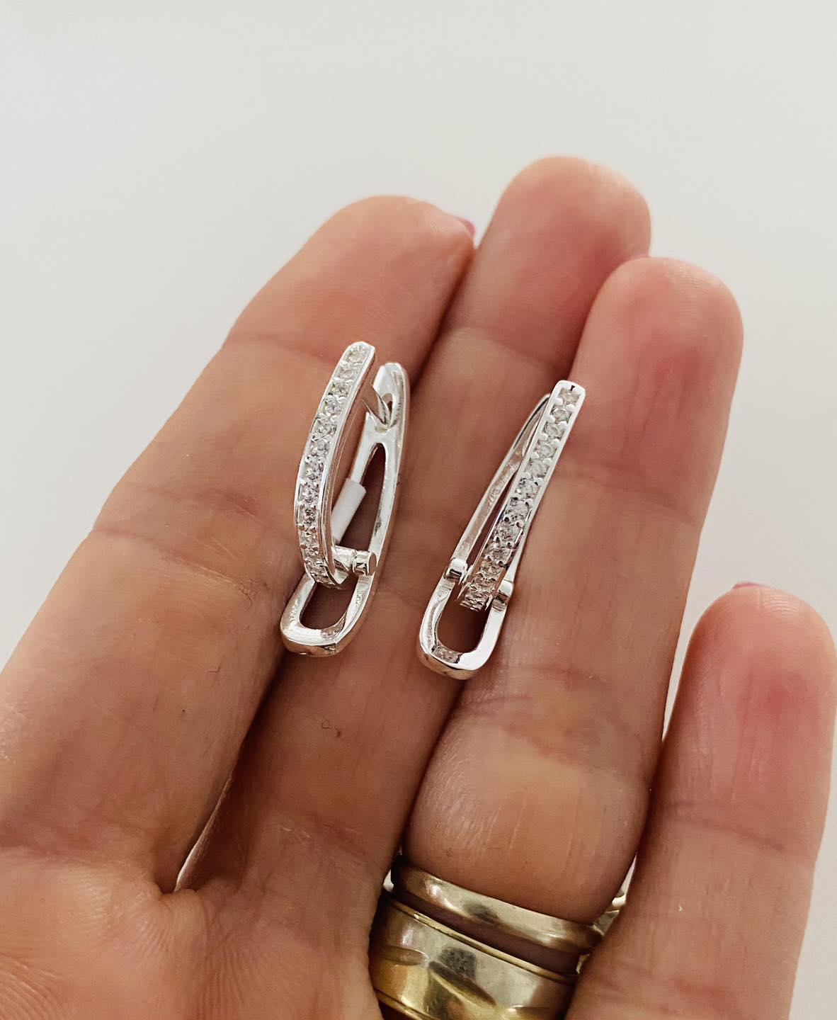 Cercei eleganti 2.5cm cu cristale pe ureche