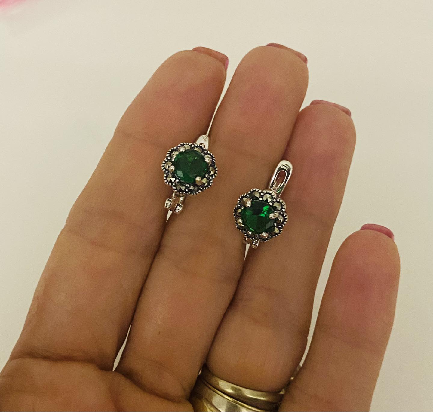 Cercei vintage eleganti cu piatra verde pe ureche