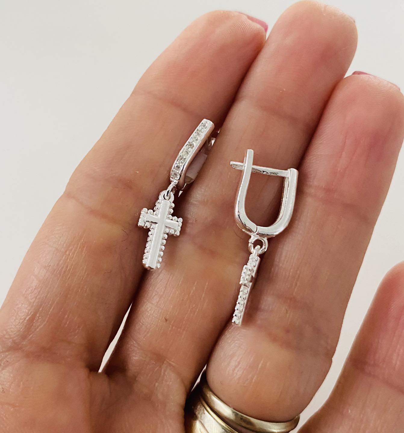 Cercei religiosi cruciulita argint pe ureche