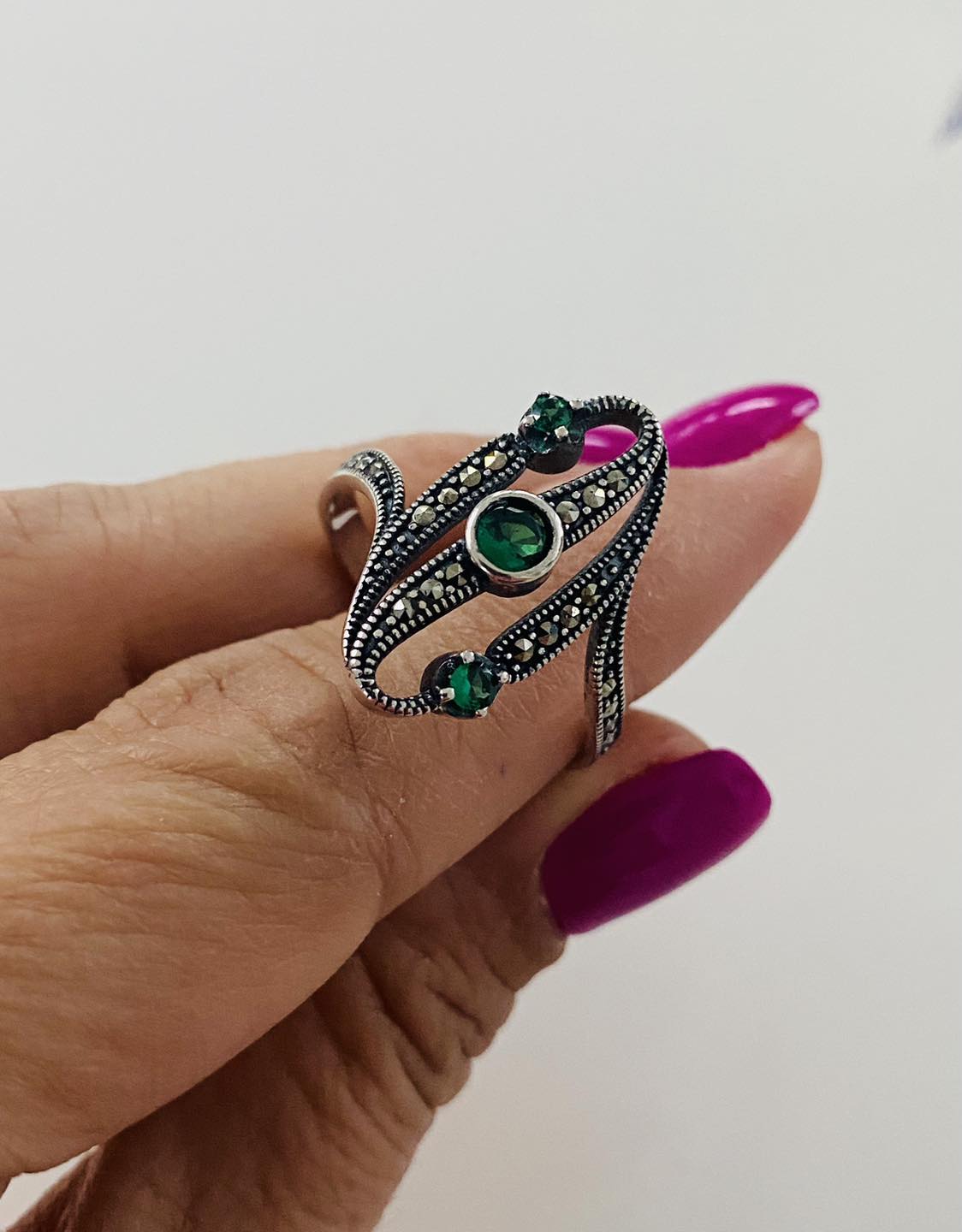 Inel vintage infinit cu zirconiu verde smarald pe deget