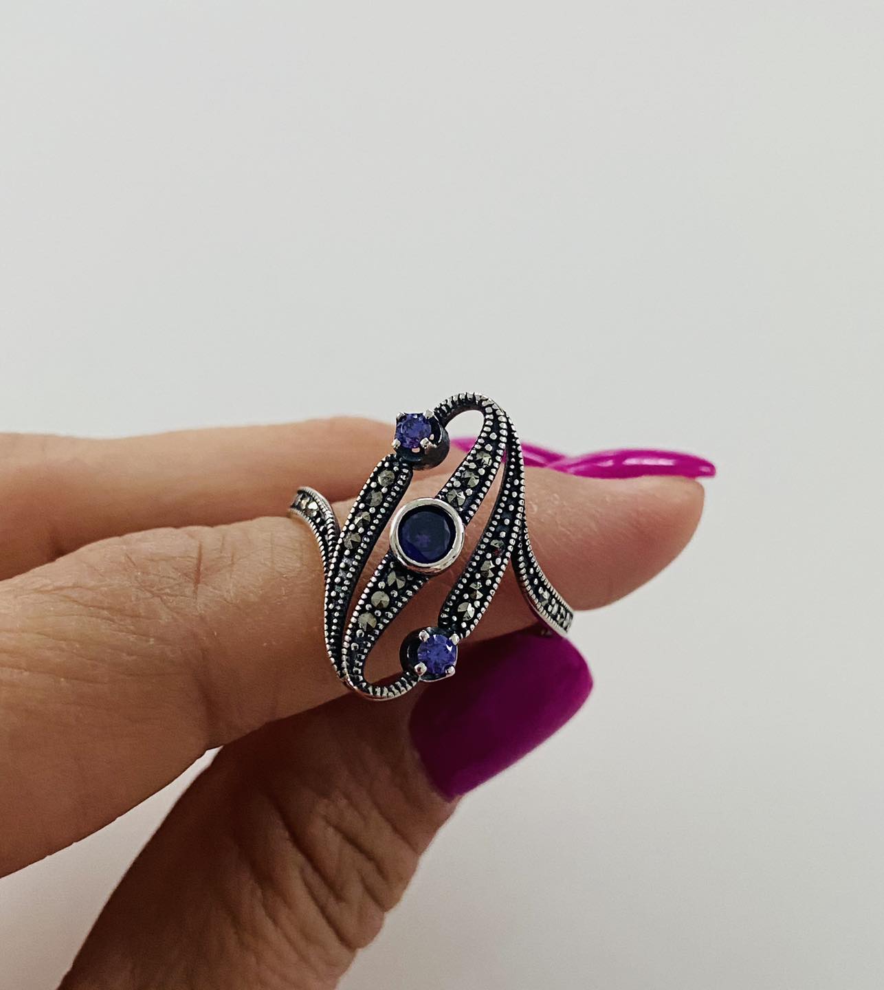Inel eternity violet cu simbol infinit pe deget