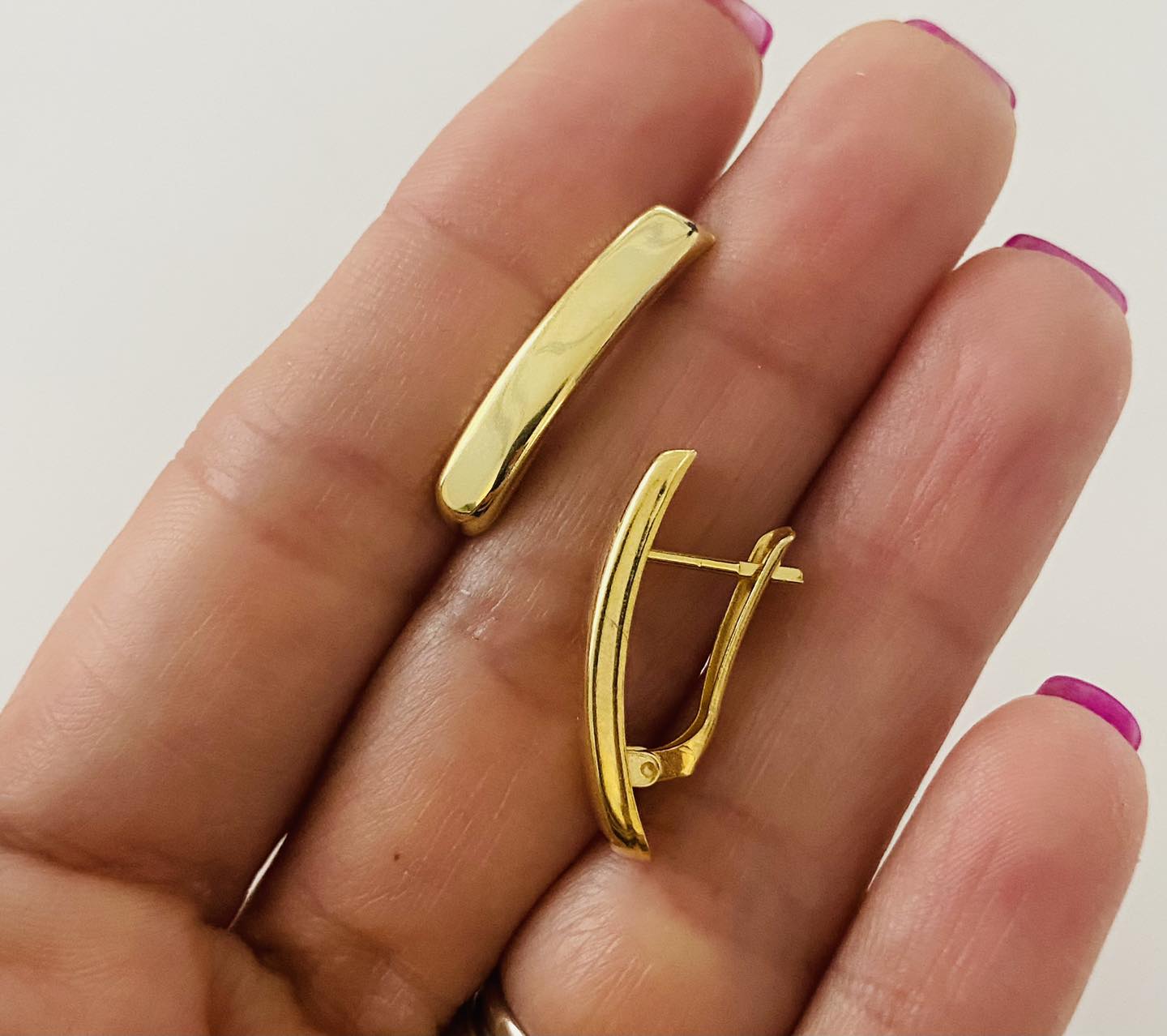 Cercei aurii eleganti Golden Celebrity pe ureche