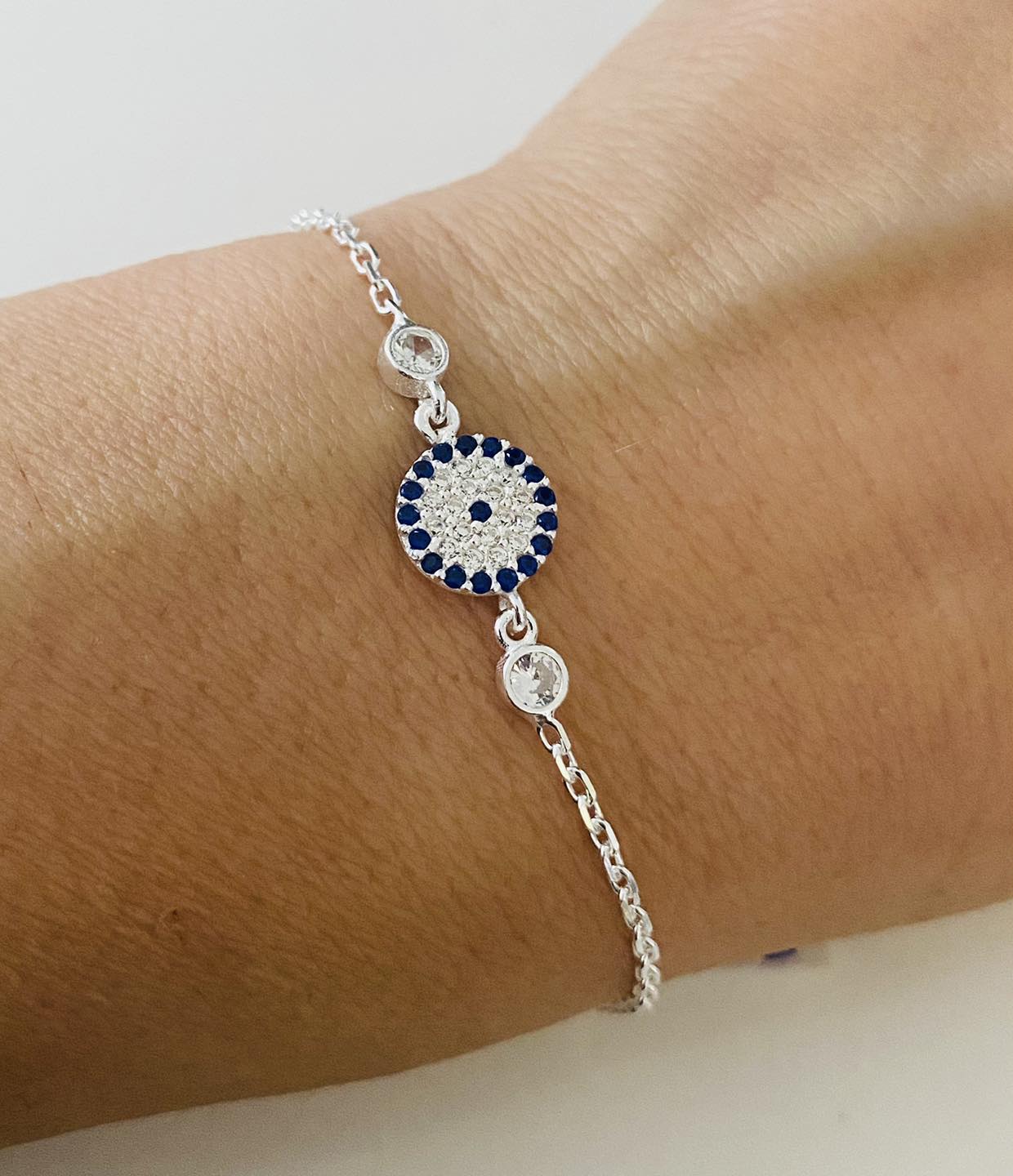 Bratara fina evil eye pietre albastre pe mana