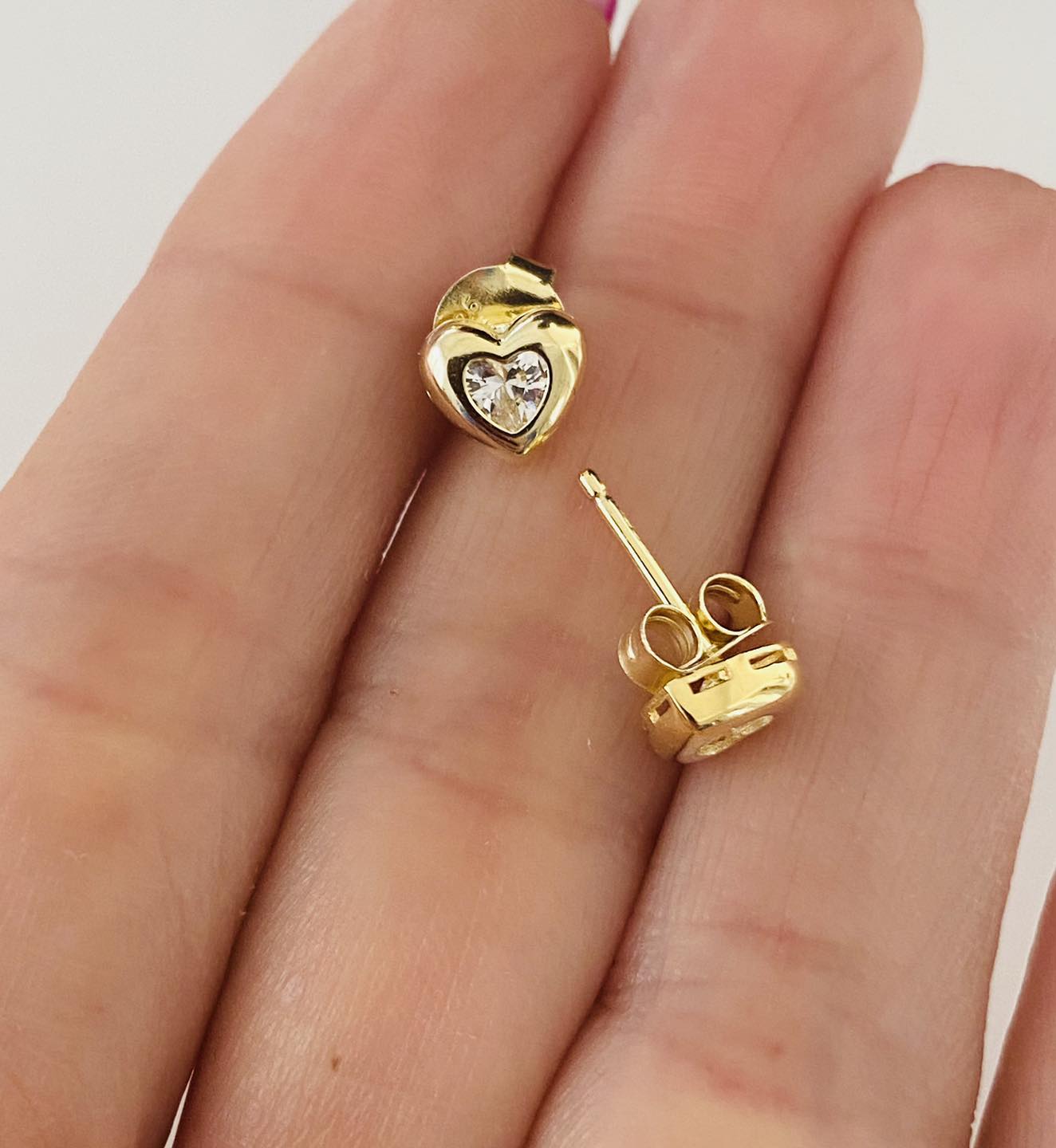 Cercei Inimă din Argint 925 Placat cu Aur 14K cu Zirconiu – Închidere Șurub