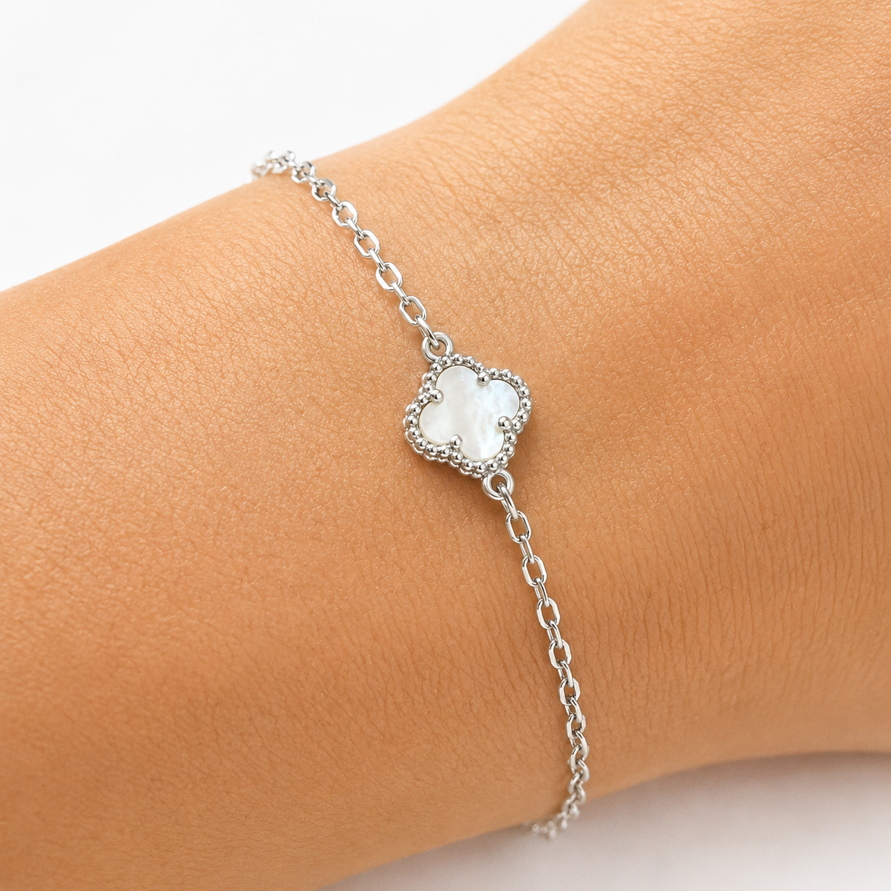 Brățară din Argint 925 „Trifoiul Regal” cu Sidef Alb – Model Elegant inspirat Van Cleef, Reglabilă 16+5 cm.  BD231