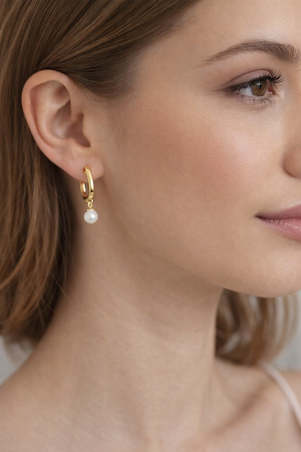 Cercei din Argint 925 Aurit cu Perlă Albă 6 mm – Cercei Eleganți Lungime 23 mm. CD546