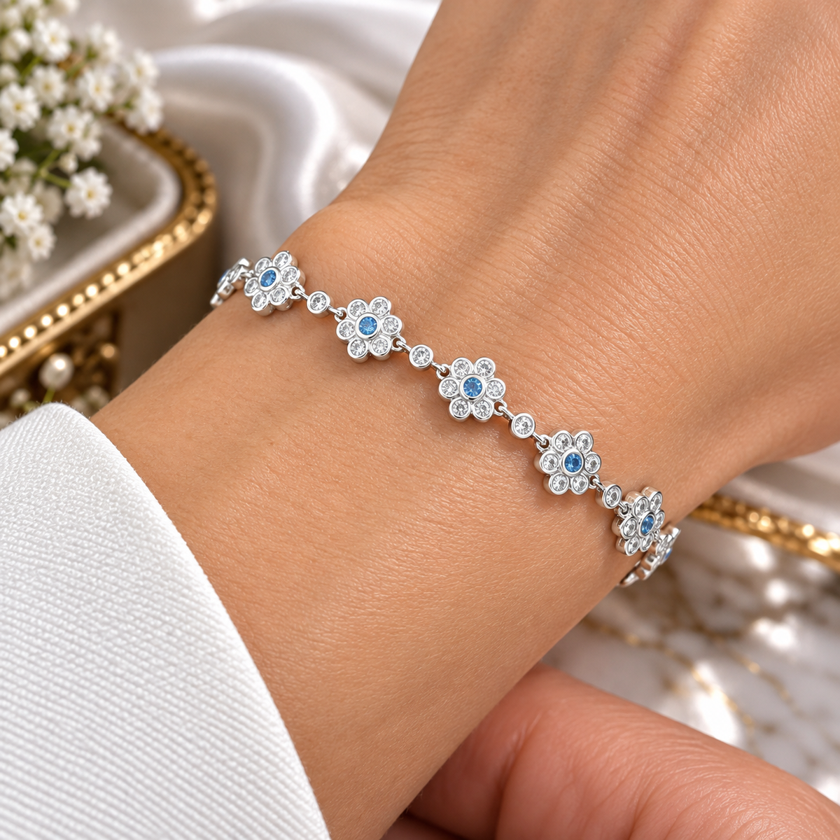 Brățară din Argint 925 „Floralia Azure” cu Flori și Zirconii Albastre – 17 + 3 cm. BD383