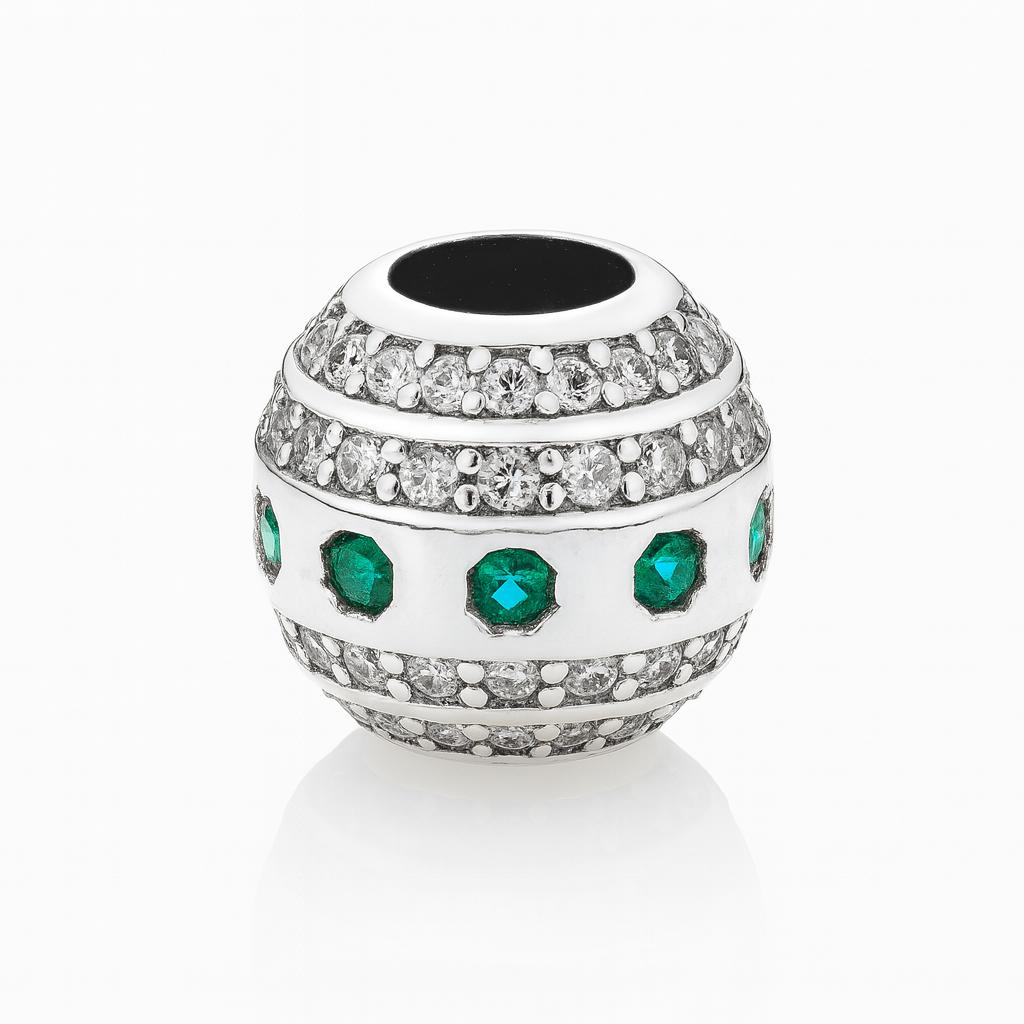 Bijuterie charm rotundă din Argint 925 cu cristale albe și verzi, perfectă pentru brățări personalizate.