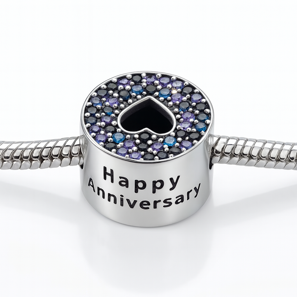 Charm aniversar din argint cu cristale multicolore și mesaj Happy Anniversary