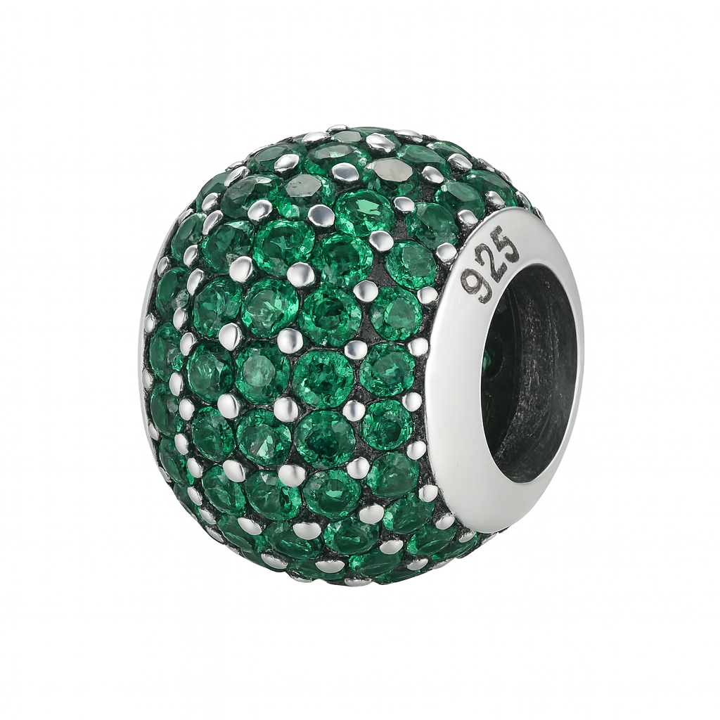 Charm din Argint 925 cu cristale verzi pavé, compatibil Pandora, prezentare pe fundal alb lucios.