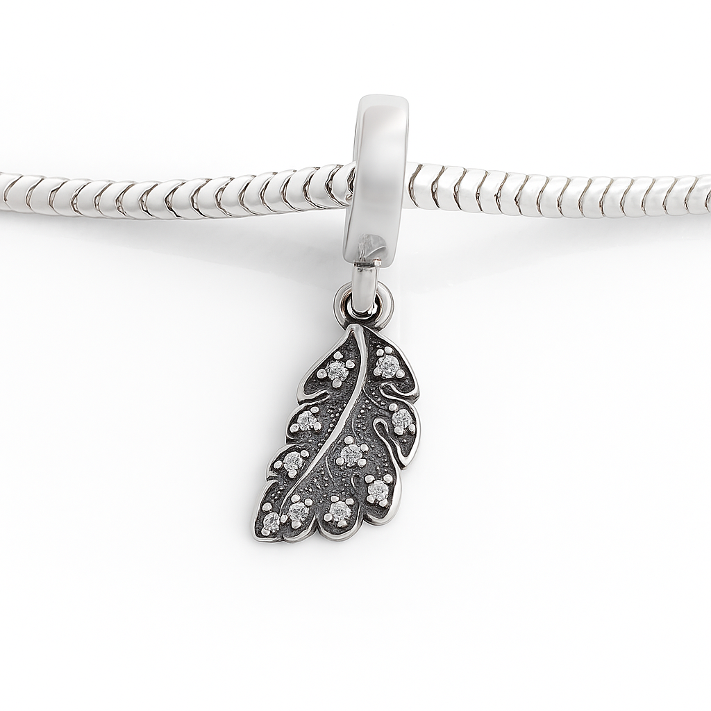Charm elegant din argint 925 în formă de frunză, cu detalii fine și finisaj lucios, perfect pentru brățări de tip Pandora.