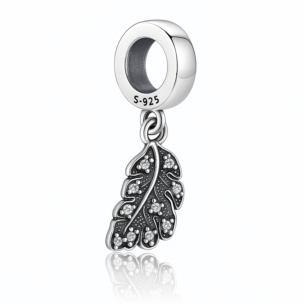 Charm frunză din argint 925 cu pietricele strălucitoare – simbol al reînnoirii și armoniei naturii, bijuterie elegantă InfinityBijoux.