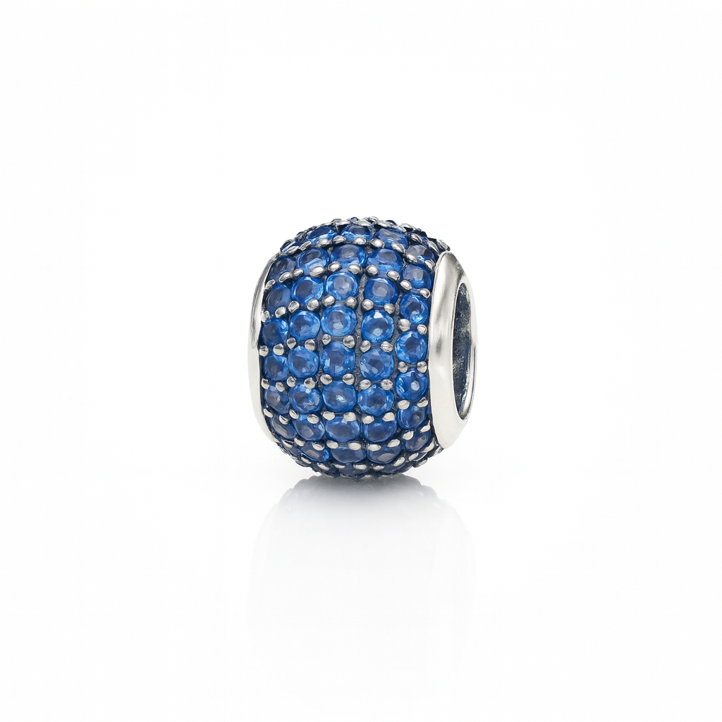 Charm rotund argint 925 cu pietre albastre, ideal pentru brățări Pandora și colecții de bijuterii.