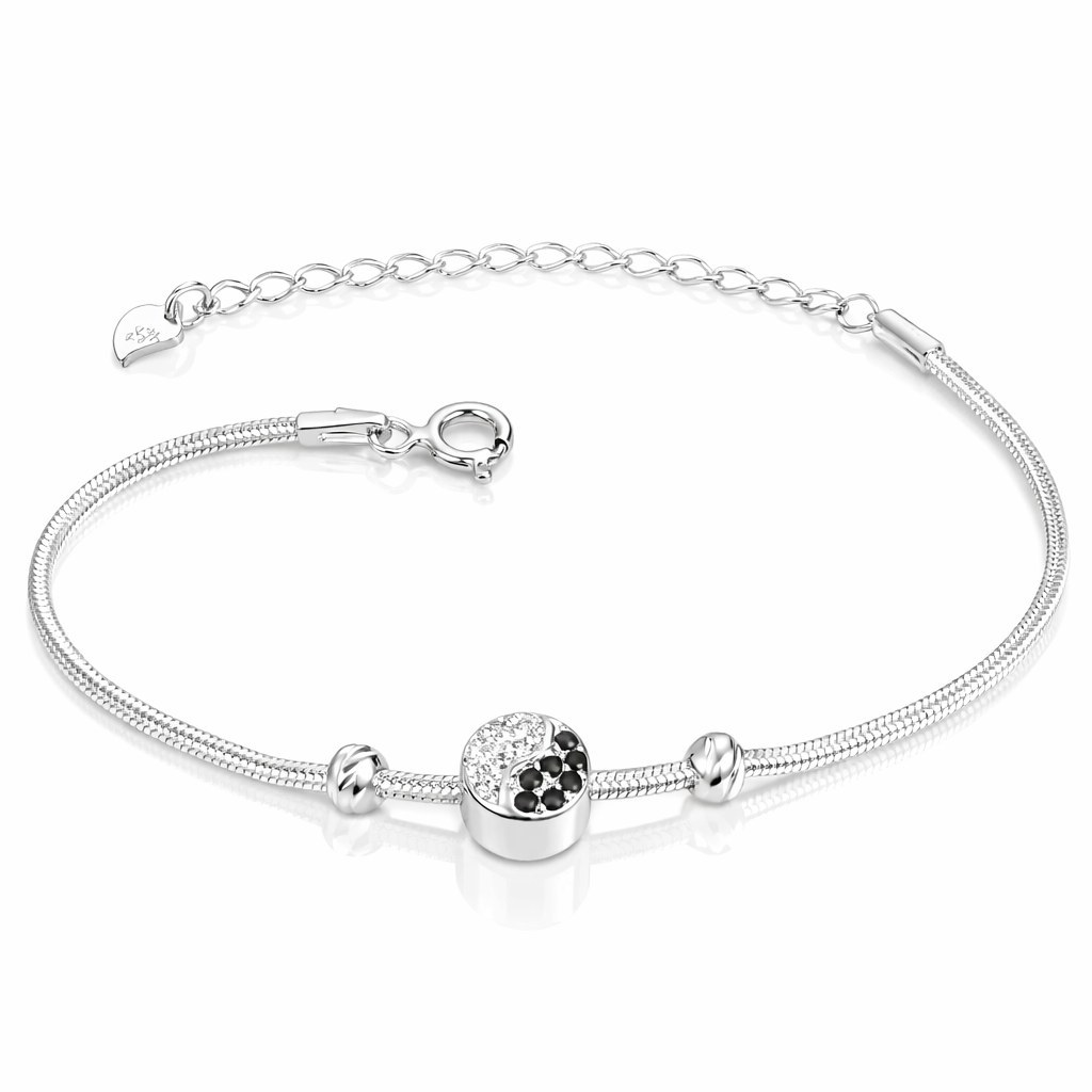 Detaliu brățară din argint 925 cu charm Yin–Yang și pietre strălucitoare