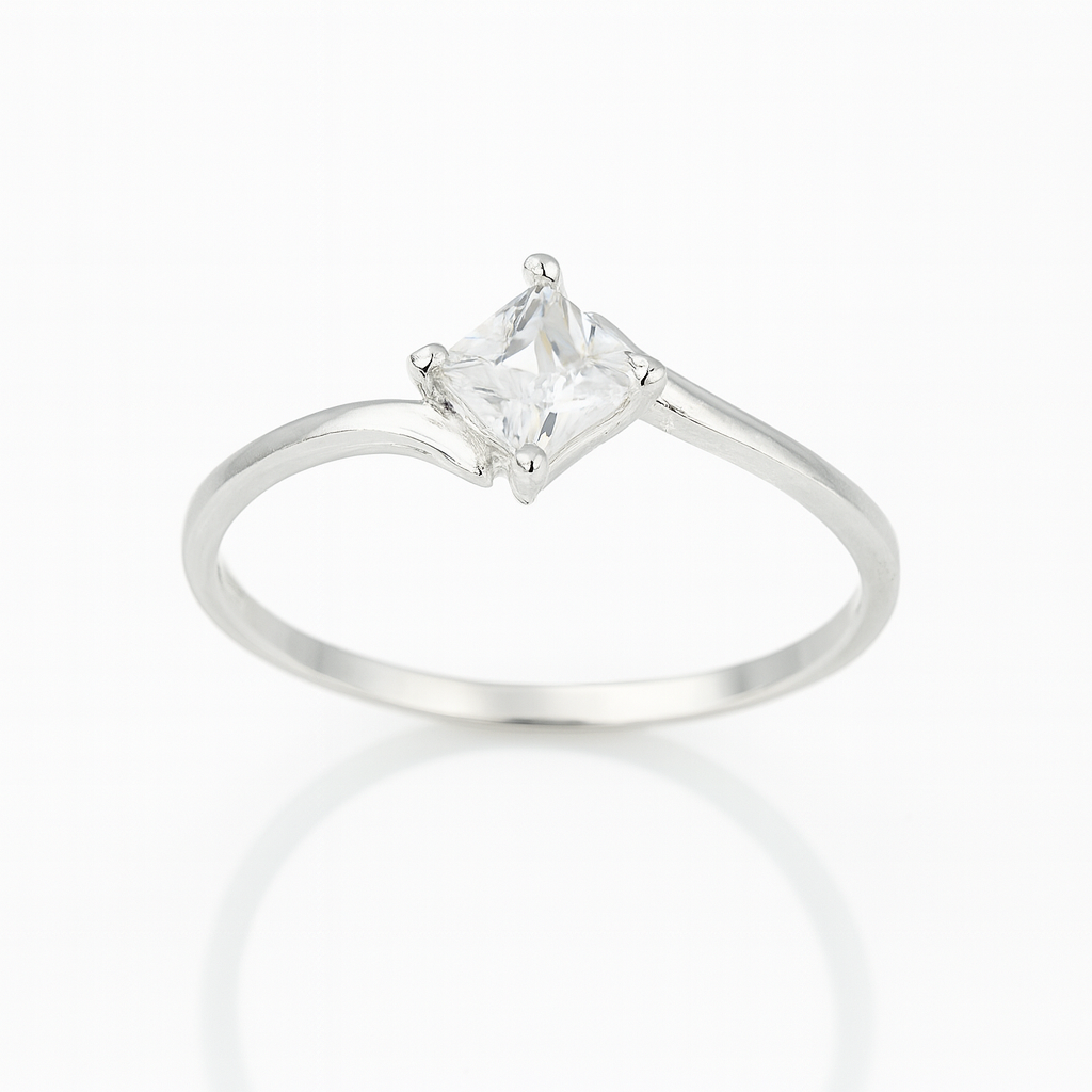 Inel argint 925 cu piatră cubic zirconia princess, prezentare pe fundal alb lucios