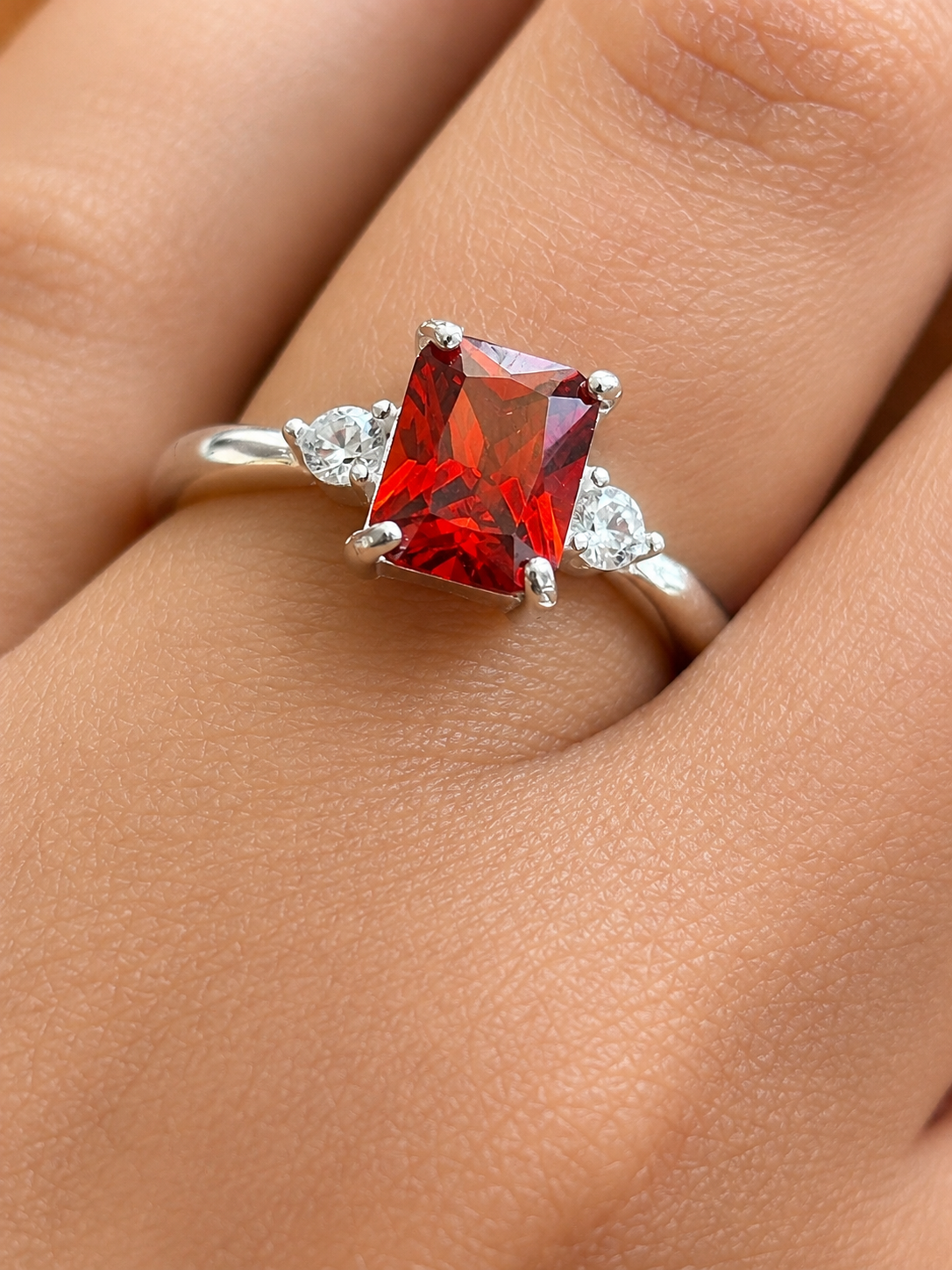Inel din Argint 925 „Flacăra Iubirii” cu Cristal Roșu Rectangular 9x7 mm ID543