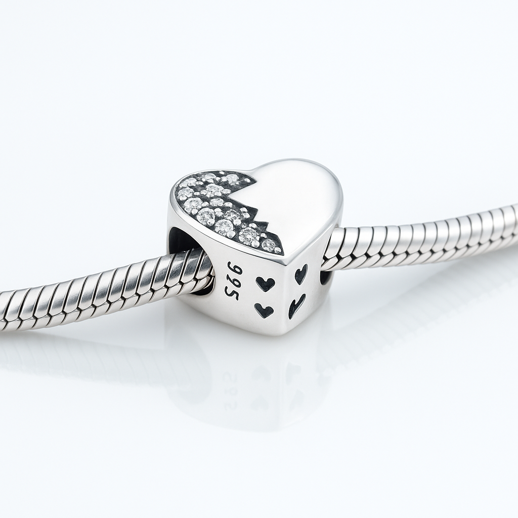 Talisman inimă argint 925, design pavé cu cristale și detalii decupate, compatibil Pandora