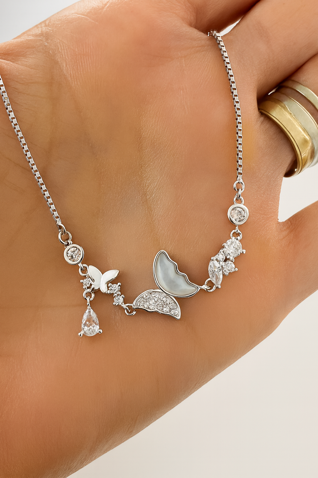 Bratara wings of shine cu zirconii pe mana