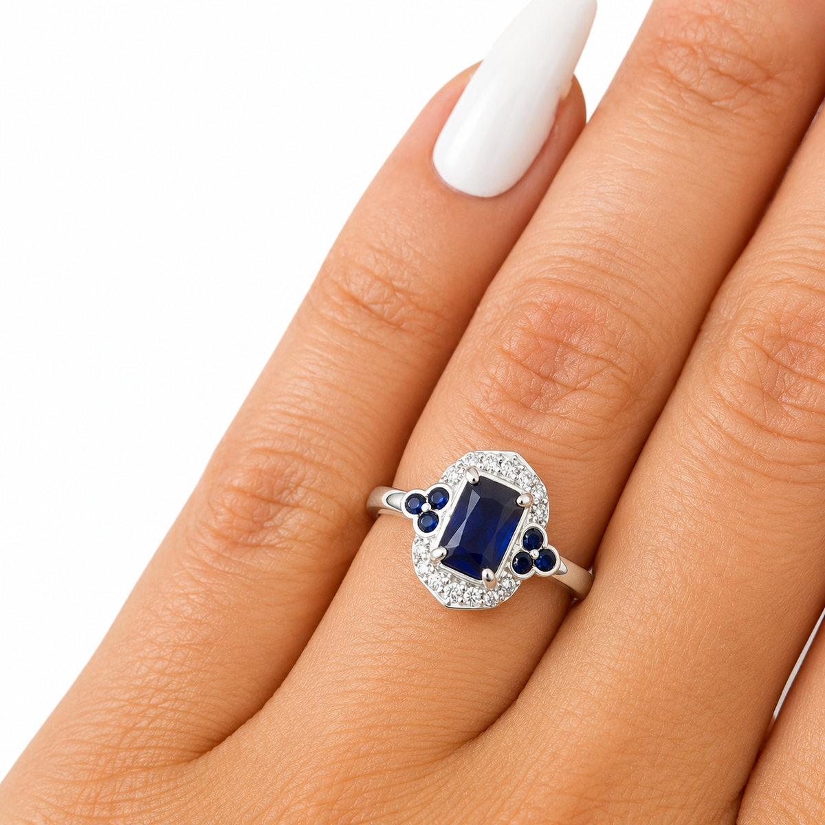 Inel din Argint 925 „Safir Regal” cu Piatră Albastră Dreptunghiulară și Zirconii – Eleganță și Rafinament